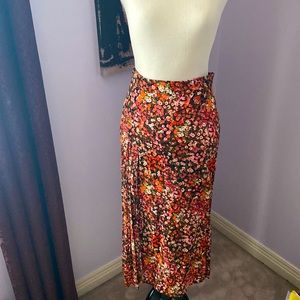 H&M midi length floral skirt. Cute leg slit.